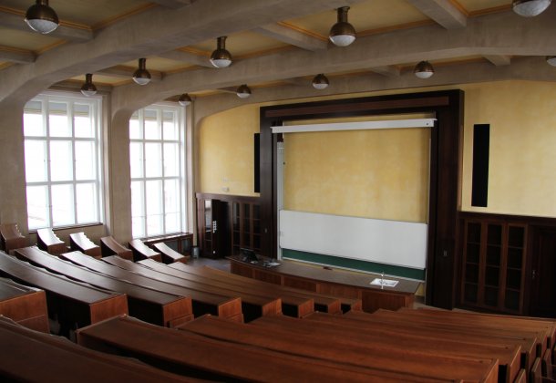 Posluchárny VŠCHT, Praha 6 - foto 1